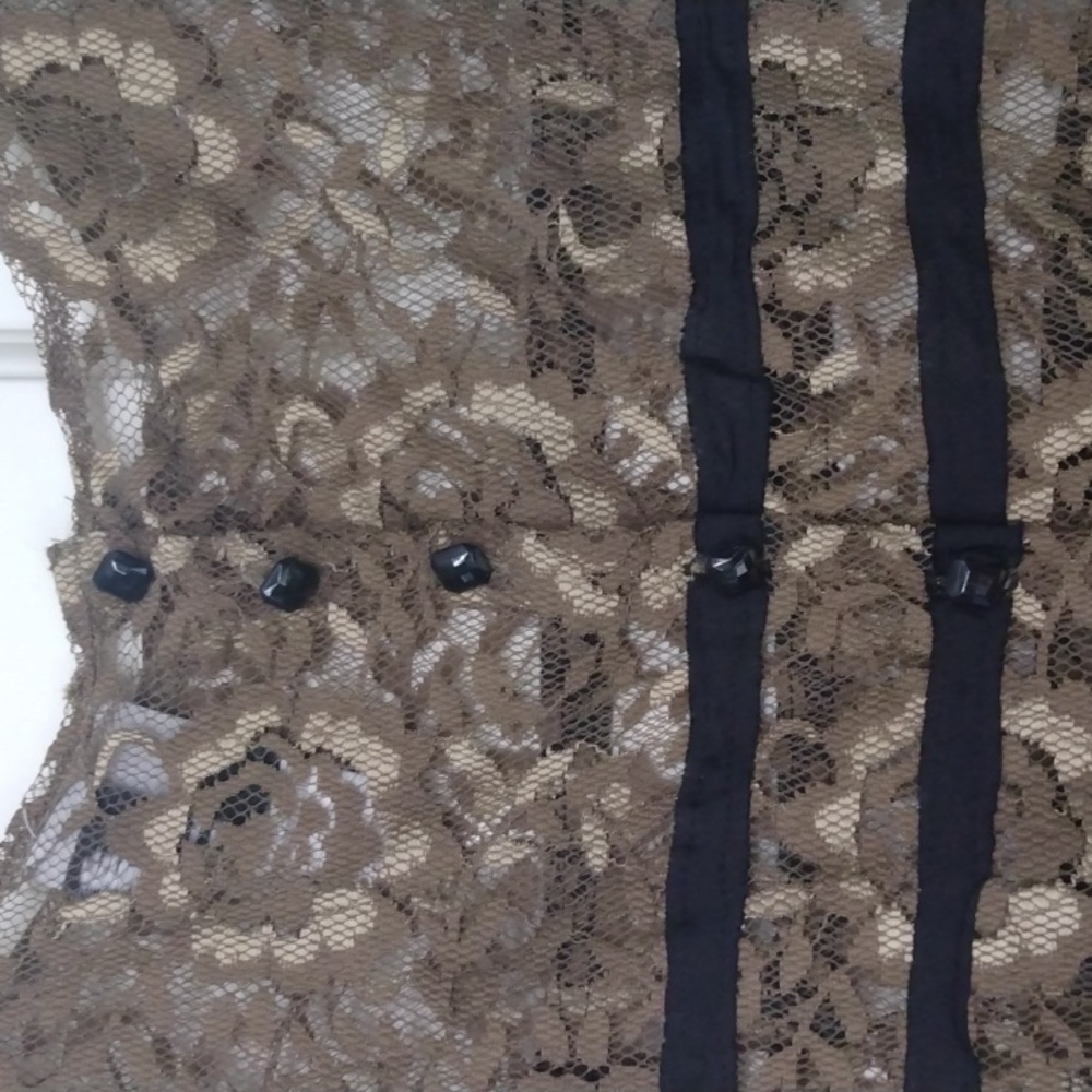 2B. RYCH LACE TAUPE & BLACK BACK BUTTON SHORT SLEEVE TOP SIZE 4 - Picture 5 of 7